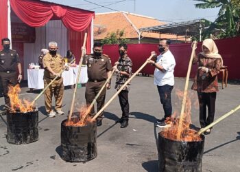 Pemusnahan yang digelar di halaman Kejaksaan Negeri Batang, Selasa (9/6/2026). Foto : Dok.Pribadi for lingkarjateng.id