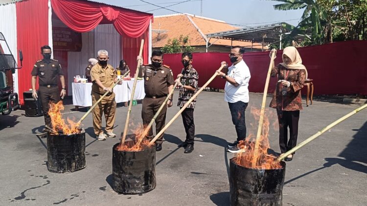 Berstatus Inkracht, Puluhan Ribu Butir Obat Keras Ilegal dan 114 Gram Sabu di Batang Dimusnahkan 25 Pemusnahan yang digelar di halaman Kejaksaan Negeri Batang, Selasa (9/6/2026). Foto : Dok.Pribadi for lingkarjateng.id