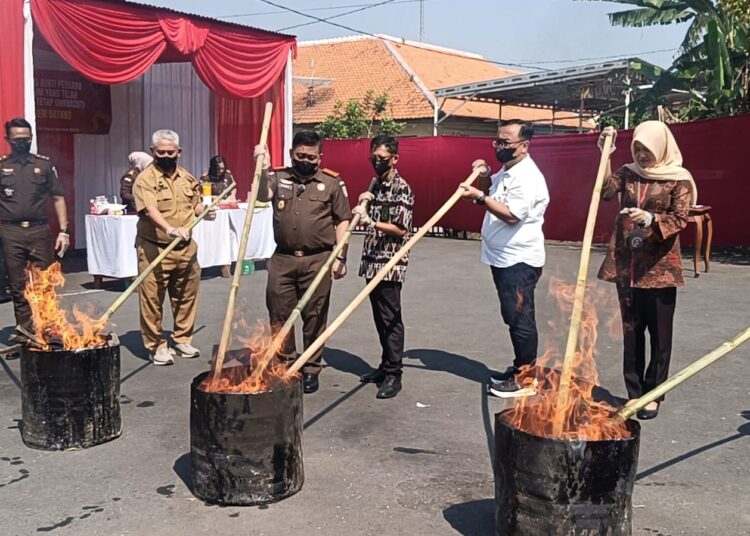 Berstatus Inkracht, Puluhan Ribu Butir Obat Keras Ilegal dan 114 Gram Sabu di Batang Dimusnahkan 25 Pemusnahan yang digelar di halaman Kejaksaan Negeri Batang, Selasa (9/6/2026). Foto : Dok.Pribadi for lingkarjateng.id