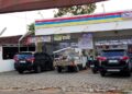 KPK Sita Aset Milik Fadia Arafiq di Kabupaten Pekalongan, Minimarket hingga Rumah Disegel 34 Papan penyitaan berlogo Komisi Pemberantasan Korupsi (KPK) terpasang di depan minimarket di Kecamatan Talun Kabupaten Pekalongan sebelum ditutup baliho, Rabu, 17 Juni 2026. (WhatsApp Group/Lingkarjateng.id)