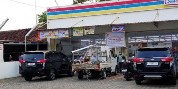 KPK Sita Aset Milik Fadia Arafiq di Kabupaten Pekalongan, Minimarket hingga Rumah Disegel 1 Papan penyitaan berlogo Komisi Pemberantasan Korupsi (KPK) terpasang di depan minimarket di Kecamatan Talun Kabupaten Pekalongan sebelum ditutup baliho, Rabu, 17 Juni 2026. (WhatsApp Group/Lingkarjateng.id)