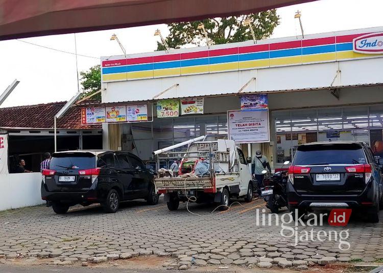 KPK Sita Aset Milik Fadia Arafiq di Kabupaten Pekalongan, Minimarket hingga Rumah Disegel 25 Papan penyitaan berlogo Komisi Pemberantasan Korupsi (KPK) terpasang di depan minimarket di Kecamatan Talun Kabupaten Pekalongan sebelum ditutup baliho, Rabu, 17 Juni 2026. (WhatsApp Group/Lingkarjateng.id)