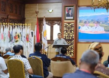 Wakil Bupati Batang Suyono memberikan sambutan saat Rapat Kerja KONI di Aula Bupati Batang, Sabtu, 13 Juni 2026. (Dok. Kominfo Batang/Lingkarjateng.id)