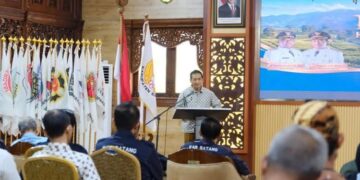 Wakil Bupati Batang Suyono memberikan sambutan saat Rapat Kerja KONI di Aula Bupati Batang, Sabtu, 13 Juni 2026. (Dok. Kominfo Batang/Lingkarjateng.id)