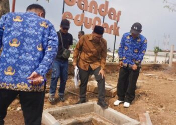 Bupati Batang M. Faiz Kurniawan (tengah) mengecek profres pembangunan trotoar Alun-alun Bandar, Kabupaten Batang, Rabu, 17 Juni 2026. (Dok. Kominfo Batang/Lingkarjateng.id)