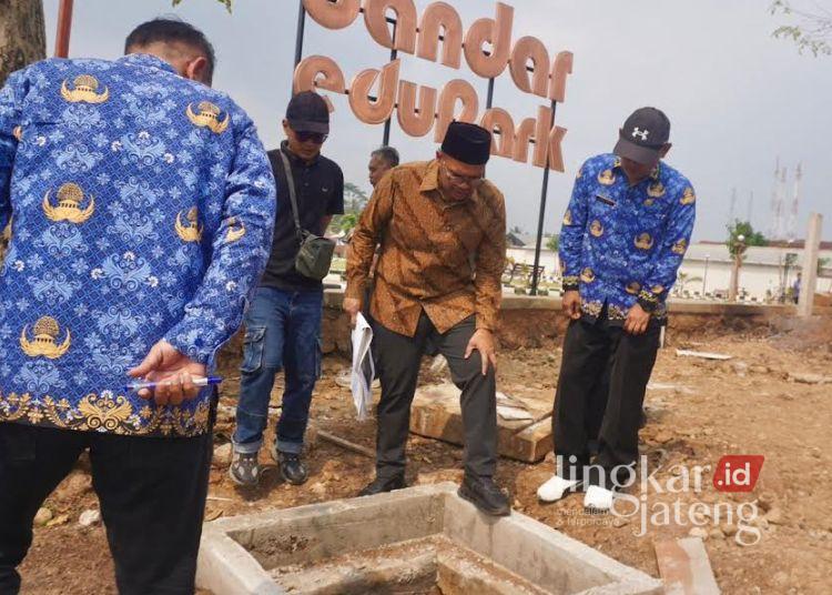 Bupati Batang M. Faiz Kurniawan (tengah) mengecek profres pembangunan trotoar Alun-alun Bandar, Kabupaten Batang, Rabu, 17 Juni 2026. (Dok. Kominfo Batang/Lingkarjateng.id)