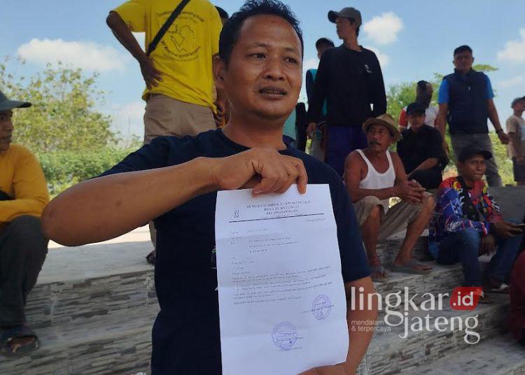 Belum Genap Sebulan Kirim Minyak ke Pertamina, Koperasi BME Dipersoalkan Penambang 25 Bendahara Koperasi BME yang juga menjabat sebagai Pembina BUMDes Plantungan, Ahmad Hanafi menampilkan surat yang dilayangkan ke Pertamina. (Eko Wicaksono/Lingkarjateng.id)