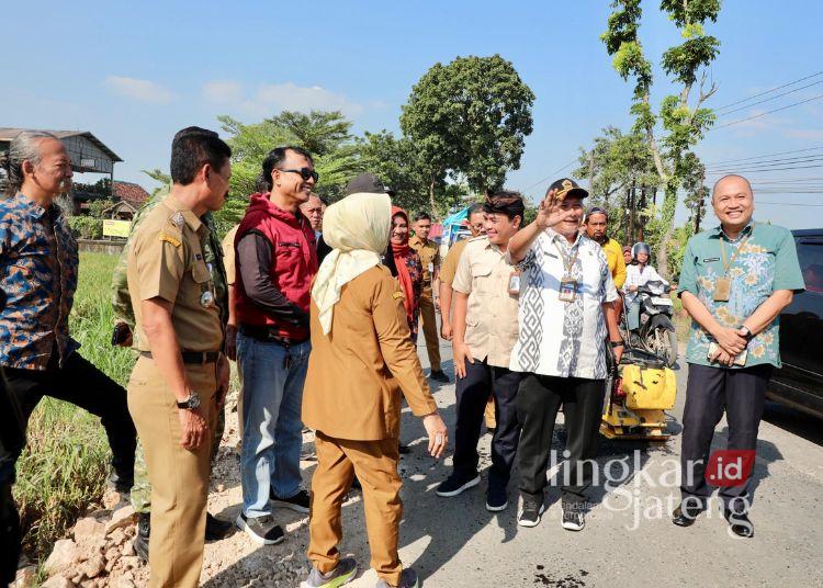 Pemprov Jateng Percepat Perbaikan Jalan Randublatung-Cepu, Target Tuntas Akhir 2026 25 Kepala Dinas Pekerjaan Umum dan Penataan Ruang (PUPR) Jawa Tengah, Henggar Budi Anggoro bersama Wakil Bupati Blora, Sri Setyorini dan jajaran meninjau ruas Singget-Doplang-Cepu pada Selasa, 9 Juni 2026. (Dok. Humas Pemprov Jateng/Lingkarjateng.id)