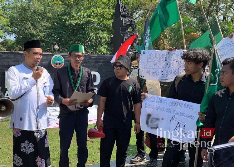 Mahasiswa Sampaikan 5 Tuntutan, Sekretaris DPRD Blora Siap Teruskan ke Pimpinan 25 Pelaksana Tugas (Plt) Sekretaris DPRD Blora, Agus Listiyono menemui mahasiswa HMI yang membawa 5 tuntutan di depan kantor Dewan Perwakilan Rakyat Daerah (DPRD) Kabupaten Blora, Jumat, 19 Juni 2026. (Eko Wicaksono/Lingkarjateng.id)