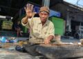 Mbah Mulyono melakukan penjamasan pusaka. (Eko Wicaksono/Lingkarjateng.id)