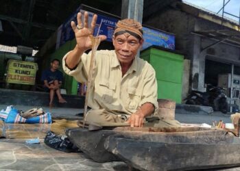 Mbah Mulyono melakukan penjamasan pusaka. (Eko Wicaksono/Lingkarjateng.id)