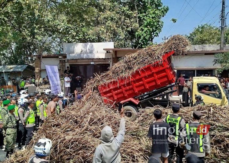 Petani Blora Gelar Aksi Tumpah Tebu di Depan PT GMM, Tuntut Kepastian Serapan Panen 25 Potret Aksi Tumpah Tebu di depan PT GMM, Kecamatan Todanan, Blora, Senin, 1 Juni 2026. (Eko Wicaksono/Lingkarjateng.id)