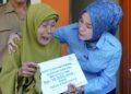 Wakil Bupati Boyolali Dwi Fajar Nirwana meninjau sekaligus menyalurkan bantuan untuk korban kebakaran rumah di Desa Pelem, Kecamatan Simo. (Dok. Pemkab Boyolali/Lingkarjateng.id)