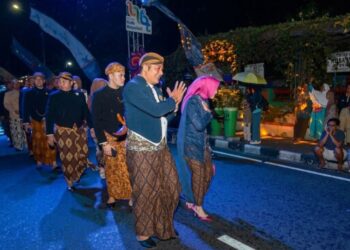 Bupati Boyolali Agus Irawan dan Wakil Bupati Boyolali Dwi Fajar Nirwana beserta rombongan tiba di acara Boyolali Night Carnival (BNC) peringatan Hari Jadi ke-179 Kabupaten Boyolali, Sabtu, 13 Juni 2026 malam. (Dok. Pemkab Boyolali/Lingkarjateng.id)