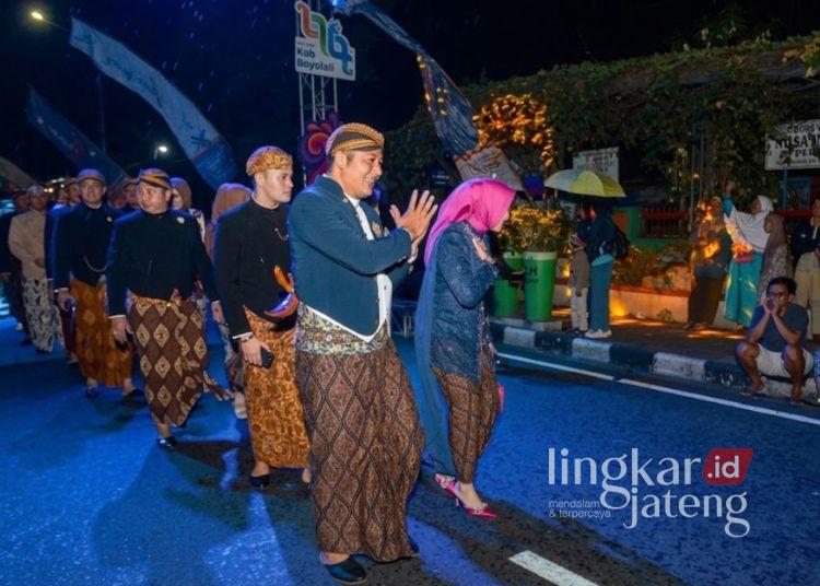 Boyolali Night Carnival 2026 Meriah, 22 Kecamatan Tampilkan Atraksi Seni dan Budaya 25 Bupati Boyolali Agus Irawan dan Wakil Bupati Boyolali Dwi Fajar Nirwana beserta rombongan tiba di acara Boyolali Night Carnival (BNC) peringatan Hari Jadi ke-179 Kabupaten Boyolali, Sabtu, 13 Juni 2026 malam. (Dok. Pemkab Boyolali/Lingkarjateng.id)