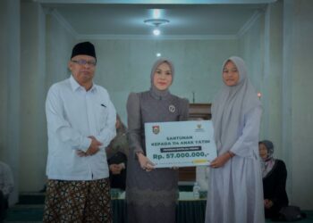 Wakil Bupati Boyolali Dwi Fajar Nirwana menyerahkan santunan anak yatim pada momentum peringatan Tahun Baru Islam di Masjid Agung Kabupaten Boyolali, Selasa, 16 Juni 2026. (Dok. Pemkab Boyolali/Lingkarjateng.id)
