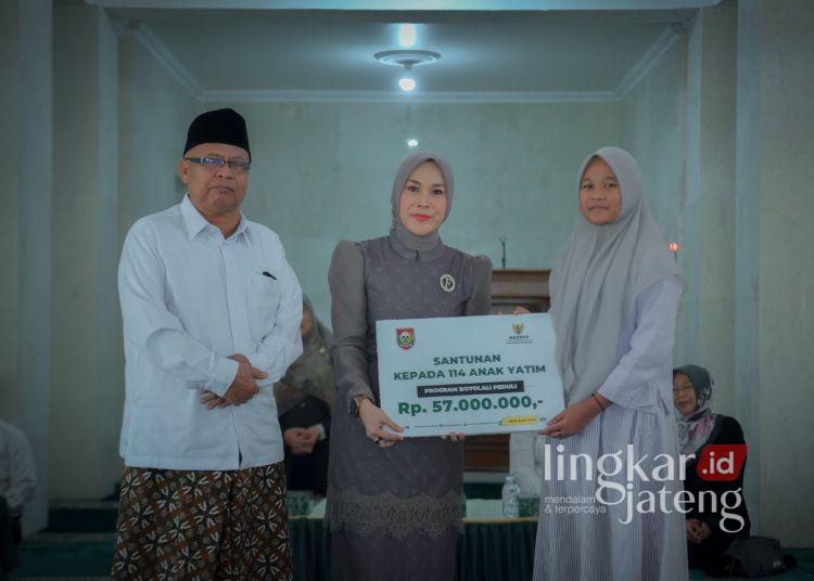 Tahun Baru Islam, Pemkab Boyolali Salurkan Santunan Rp57 Juta untuk Anak Yatim 25 Wakil Bupati Boyolali Dwi Fajar Nirwana menyerahkan santunan anak yatim pada momentum peringatan Tahun Baru Islam di Masjid Agung Kabupaten Boyolali, Selasa, 16 Juni 2026. (Dok. Pemkab Boyolali/Lingkarjateng.id)