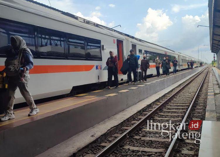 Libur Tahun Baru Islam, Stasiun Cepu Blora Dipadati 8 Ribu Penumpang 25 Sejumlah penumpang di area gerbong Stasiun Cepu, Blora. (Dok. KAI/Lingkarjateng.id)