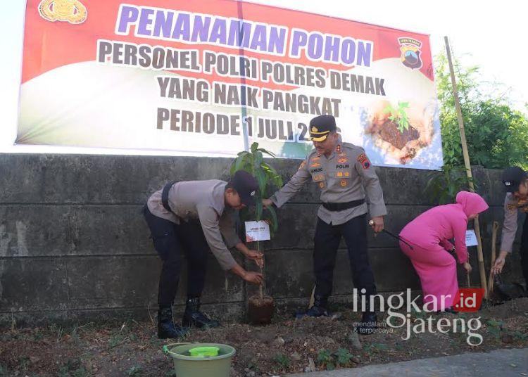 Kapolres Demak, AKBP Arrizal Samelino Gandasaputra secara simbolis menanam pohon di Mapolres Demak. (Dok. for Lingkarjateng.id)