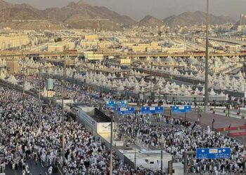 1 Jemaah Haji Asal Kota Pekalongan Wafat di Pesawat saat Perjalanan Pulang 32 Ilustrasi: Ribuan jemaah haji dari berbagai negara berjalan pulang setelah melempar jumrah di Mina, Makkah, Arab Saudi. (Antara)