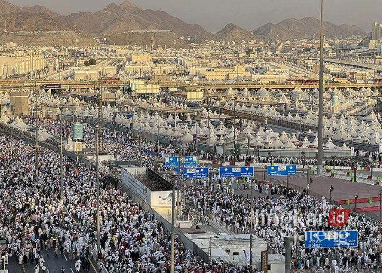 1 Jemaah Haji Asal Kota Pekalongan Wafat di Pesawat saat Perjalanan Pulang 25 Ilustrasi: Ribuan jemaah haji dari berbagai negara berjalan pulang setelah melempar jumrah di Mina, Makkah, Arab Saudi. (Antara)