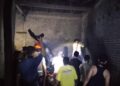 Petugas pemadam kebakaran Jepara saat melakukan upaya pemadaman api. (Dok. for Lingkarjateng.id)