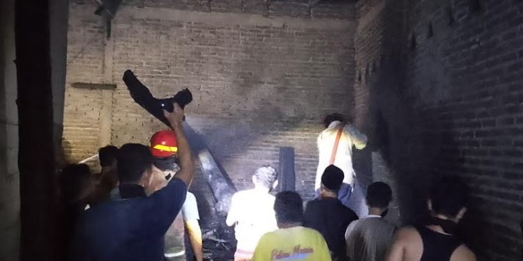 Petugas pemadam kebakaran Jepara saat melakukan upaya pemadaman api. (Dok. for Lingkarjateng.id)