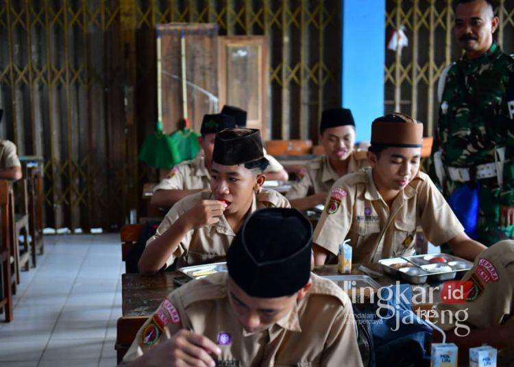Ilustrasi siswa di Jepara menyantap program Makan Bergizi Gratis (MBG). (Tomi Budianto/Lingkarjateng.id)