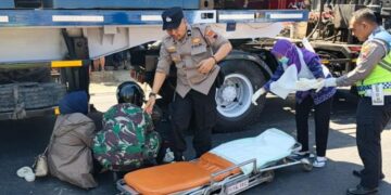 Petugas kepolisian dan medis mengevakuasi korban kecelakaan di depan Pasar Pecangaan, Desa Pecangaan Kulon, Kecamatan Pecangaan, Kabupaten Jepara, Selasa, 30 Juni 2026. (Dok. for Lingkarjateng.id)