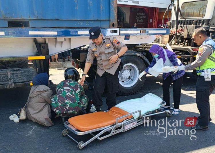 Petugas kepolisian dan medis mengevakuasi korban kecelakaan di depan Pasar Pecangaan, Desa Pecangaan Kulon, Kecamatan Pecangaan, Kabupaten Jepara, Selasa, 30 Juni 2026. (Dok. for Lingkarjateng.id)