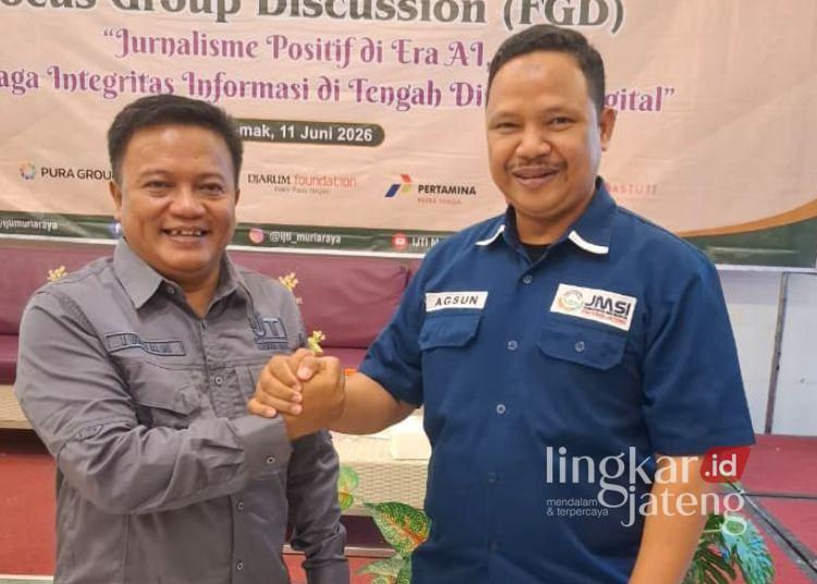 Muskorda IV IJTI Muria Raya, Ketua JMSI Jateng Dorong Jurnalis Sampaikan Informasi Berimbang 25 Ketua Ikatan Jurnalis Televisi Indonesia (IJTI) Koordinator Daerah (Korda) Muria Raya priode 2026-2029, Iwhan Mifthakhudin berjabat tangan dengan Ketua JMSI Jawa Tengah, Agus Sunarko. (Dok. Pribadi/Lingkarjateng.id)