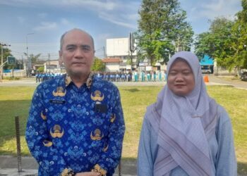 Plt Camat Kaliwungu, Pratikno Joko Wijayanto didampingi guru pendamping dari SMP NU 03 Islam Kaliwungu Anny Aini. (Anik Kustiani/Lingkarjateng.id)