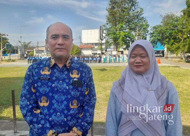 100 Pelajar di Kaliwungu Kendal Ikuti Seleksi Paskibraka 2026 25 Plt Camat Kaliwungu, Pratikno Joko Wijayanto didampingi guru pendamping dari SMP NU 03 Islam Kaliwungu Anny Aini. (Anik Kustiani/Lingkarjateng.id)