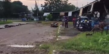 Disidak DPRD Pati, Alun-alun Kembangjoyo Masih Sepi Pengunjung 10 Satu pedagang makanan bertahan di tengah kondisi Alun-alun Kembangjoyo yang sepi. (Dok. Pribadi/Lingkarjateng.id)