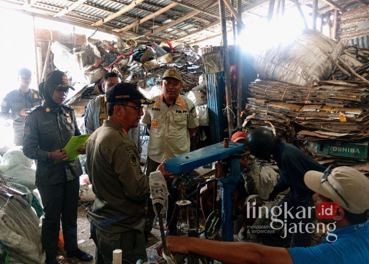 20 Personel Satpol PP Kendal Diturunkan Tindak Lanjuti Aduan Gudang Rosok di Patebon 25 Jajaran petugas Satpolkar Kendal saat penertiban gudang rosok di Patebon, Senin 15 Juni 2026. (Dok. Pribadi/Lingkarjateng.id)