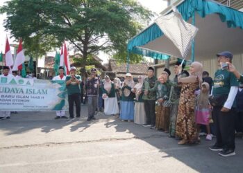 Bupati Kendal, Dyah Kartika Permanasari saat melepas peserta karnaval budaya Islam di halaman Masjid Besar Al-Muttaqin Kaliwungu, Selasa, 16 Juni 2026. (Dok. Pribadi/Lingkarjateng.id)