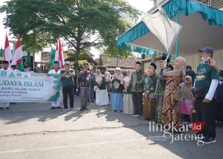 Sambut Tahun Baru Islam, Karnaval Budaya Islam di Kaliwungu Kendal Berlangsung Meriah 25 Bupati Kendal, Dyah Kartika Permanasari saat melepas peserta karnaval budaya Islam di halaman Masjid Besar Al-Muttaqin Kaliwungu, Selasa, 16 Juni 2026. (Dok. Pribadi/Lingkarjateng.id)