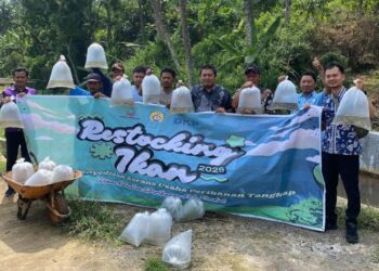 DKP Kendal melakukan kegiatan restocking ikan di perairan umum Desa Selokaton, Kecamatan Sukorejo. (Dok. Pribadi/Lingkarjateng.id)