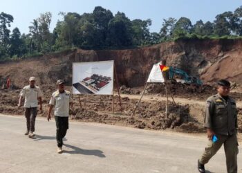 Bandel! Spanduk Penghentian Dicopot, Tambang Galian C Sepetek Kendal Tetap Beroperasi