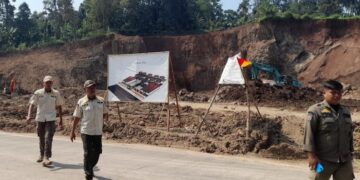 Aktivitas tambang galian C  di jalan Kaliwungu-Boja Dusun Sepetek Desa Kertosari, Kecamatan Singorojo masih nekat beroperasi saat ditinjau petugas Satpol PP dan DLH Kendal, pada Rabu, 3 Juni 2026. (Anik Kustiani/Lingkarjateng.id)