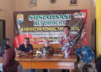 Kepala Dinas Sosial Muntoha, mendampingi Bupati Kendal, Dyah Kartika Permanasari memberikan sosialisasi program BLT DBHCHT Tahun 2026 di Aula Balai Desa Poncorejo, Kecamatan Gemuh, Selasa, 9 Juni 2026. (Anik Kustiani/Lingkarjateng.id)