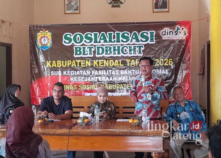 BLT DBHCHT 2026 Buruh Tani Tembakau dan Cengkeh Kendal Segera Cair, Segini Besarannya 25 Kepala Dinas Sosial Muntoha, mendampingi Bupati Kendal, Dyah Kartika Permanasari memberikan sosialisasi program BLT DBHCHT Tahun 2026 di Aula Balai Desa Poncorejo, Kecamatan Gemuh, Selasa, 9 Juni 2026. (Anik Kustiani/Lingkarjateng.id)