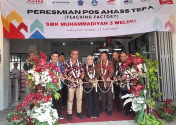 Pemotongan pita oleh Bupati Kendal, Dyah Kartika Permanasari saat meresmikan Pos AHASS Teaching Factory (TEFA) di SMK Muhammadiyah 3 Weleri, Kamis 12 Juni 2026. (Anik Kustiani/Lingkarjateng.id)