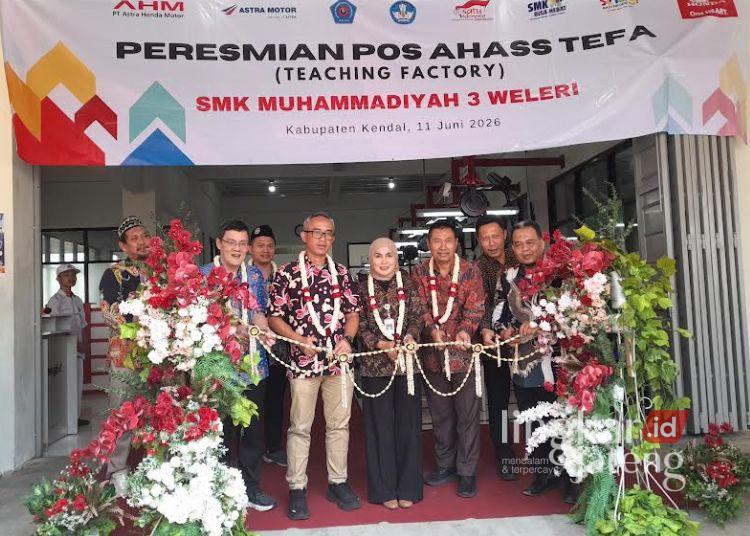 Bupati Kendal Resmikan Pos AHASS TEFA SMK Muhammadiyah 3 Weleri 25 Pemotongan pita oleh Bupati Kendal, Dyah Kartika Permanasari saat meresmikan Pos AHASS Teaching Factory (TEFA) di SMK Muhammadiyah 3 Weleri, Kamis 12 Juni 2026. (Anik Kustiani/Lingkarjateng.id)
