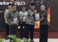 Raih Opini WTP ke-10, Bupati Kendal Komitmen Tingkatkan Kualitas Pelayanan Masyarakat 35 Bupati Kendal, Dyah Kartika Permanasari saat menerima piagam penghargaan opini WTP yang ke-10 dari BPK RI di Semarang, Kamis 11 Juni 2026. (Dok. Pribadi/Lingkarjateng.id)