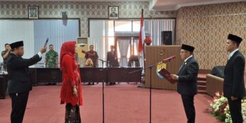 Nanik Sulastri Resmi Kembali ke DPRD Kendal Lewat PAW, Siap Kawal Aspirasi Masyarakat 10 Nanik Sulastri mengucapkan sumpah sebagai anggota DPRD Kabupaten Kendal, Rabu, 17 Juni 2026. (Unggul Priambodo/Lingkarjateng.id)