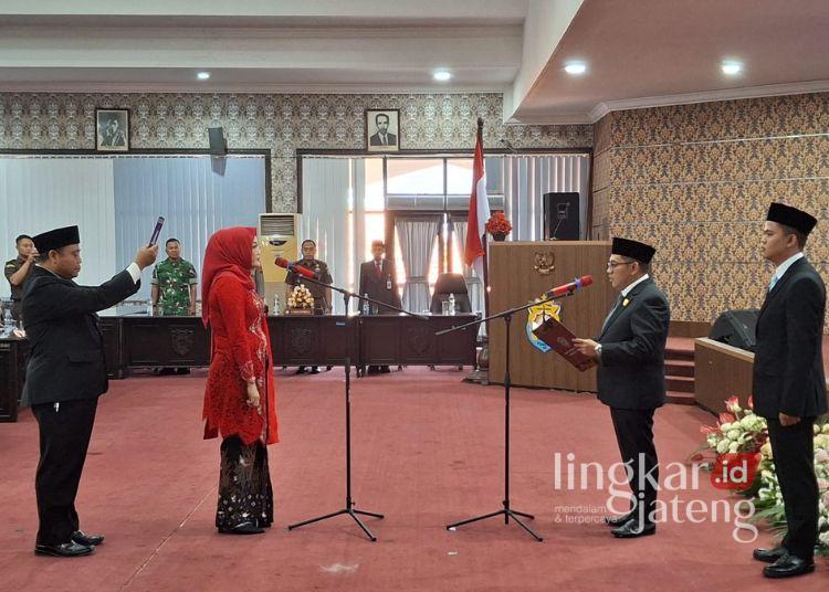 Nanik Susanti Resmi Kembali ke DPRD Kendal Lewat PAW, Siap Kawal Aspirasi Masyarakat 25 Nanik Susanti mengucapkan sumpah sebagai anggota DPRD Kabupaten Kendal, Rabu, 17 Juni 2026. (Unggul Priambodo/Lingkarjateng.id)