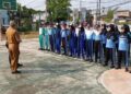 Calon Paskibraka mendengarkan arahan Plt Camat Kaliwungu Pratikto Joko Wijayanto sebelum menjalani latihan perdana. (Dok. Pribadi/Lingkarjateng.id)