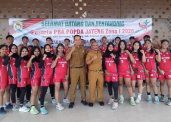 Foto bersama atlet Pra Popda bersama Plt Sekretaris Disporapar Kendal Zen Yukri Iswandaru. (Anik Kustiani/Lingkarjateng.id)