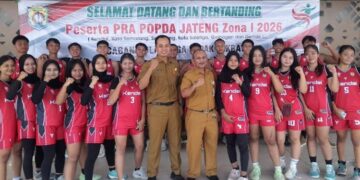 Foto bersama atlet Pra Popda bersama Plt Sekretaris Disporapar Kendal Zen Yukri Iswandaru. (Anik Kustiani/Lingkarjateng.id)